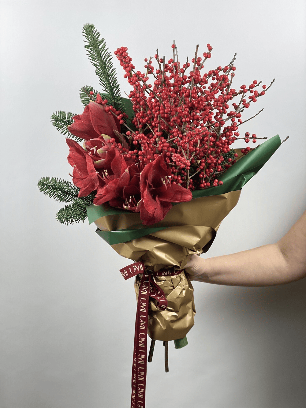 Frostfire İlex ve Amaryllis Yılbaşı Buketi
