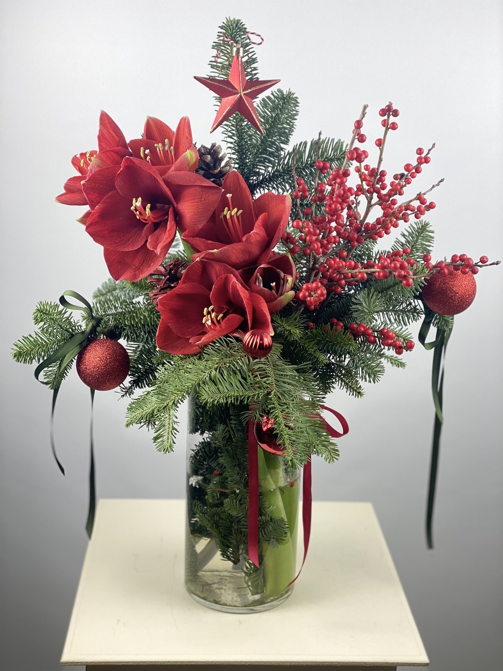 Elegance of the Season Cam Vazoda Amaryllis, İlex ve Çam Aranjmanı