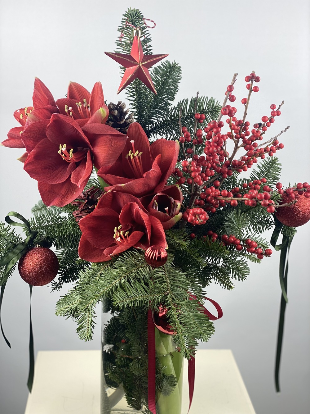 Elegance of the Season Cam Vazoda Amaryllis, İlex ve Çam Aranjmanı