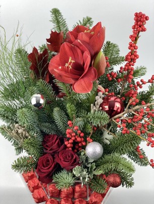 Scarlet Wishes Kırmızı İlex Gül Deluxe Yılbaşı Çikolata Tepsisi