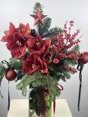 Elegance of the Season Cam Vazoda Amaryllis, İlex ve Çam Aranjmanı
