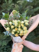 Whispers of Romance Mini Kalpli Gül Buketi