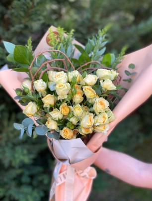 Whispers of Romance Mini Kalpli Gül Buketi