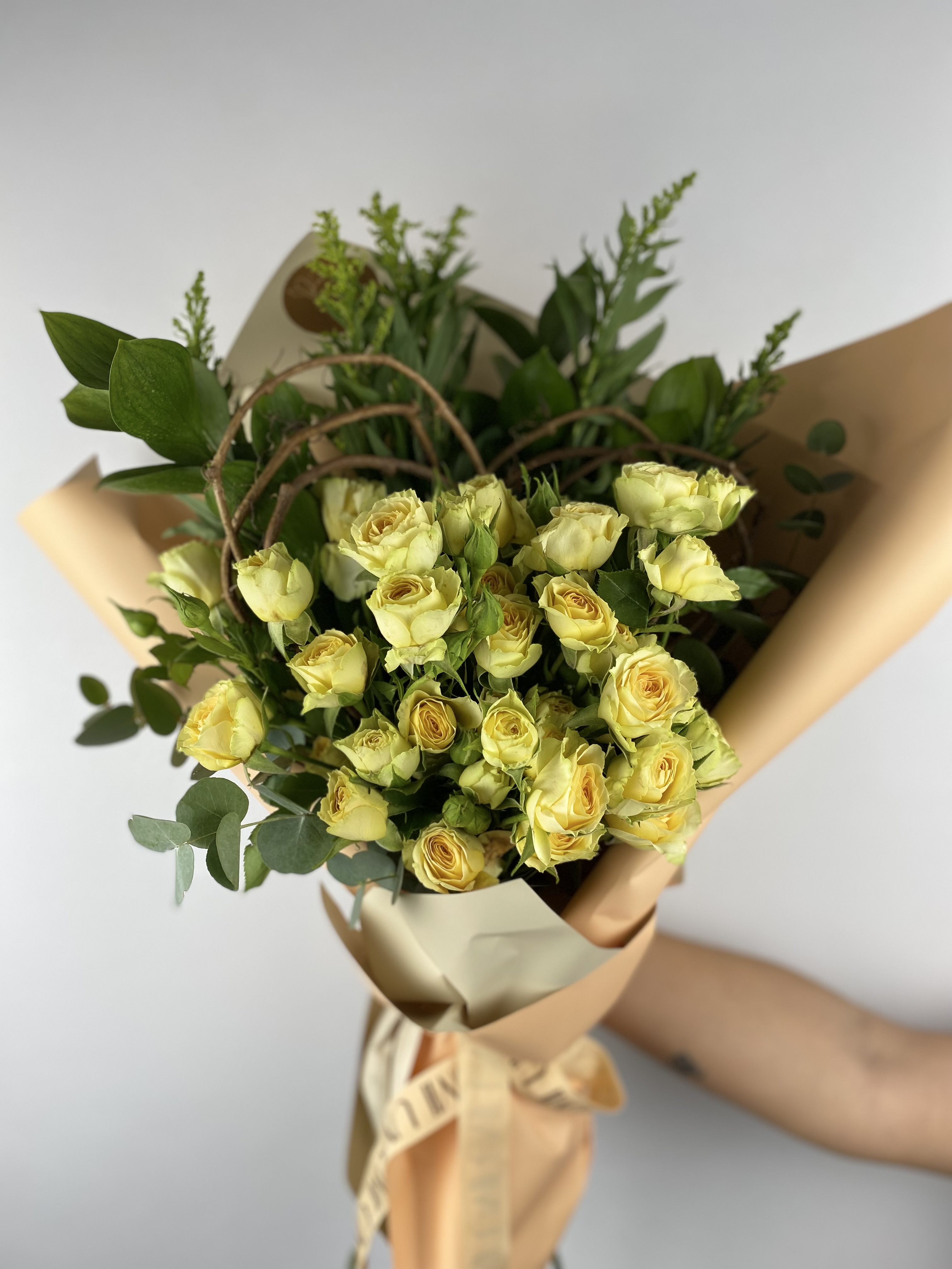 Whispers of Romance Mini Kalpli Gül Buketi