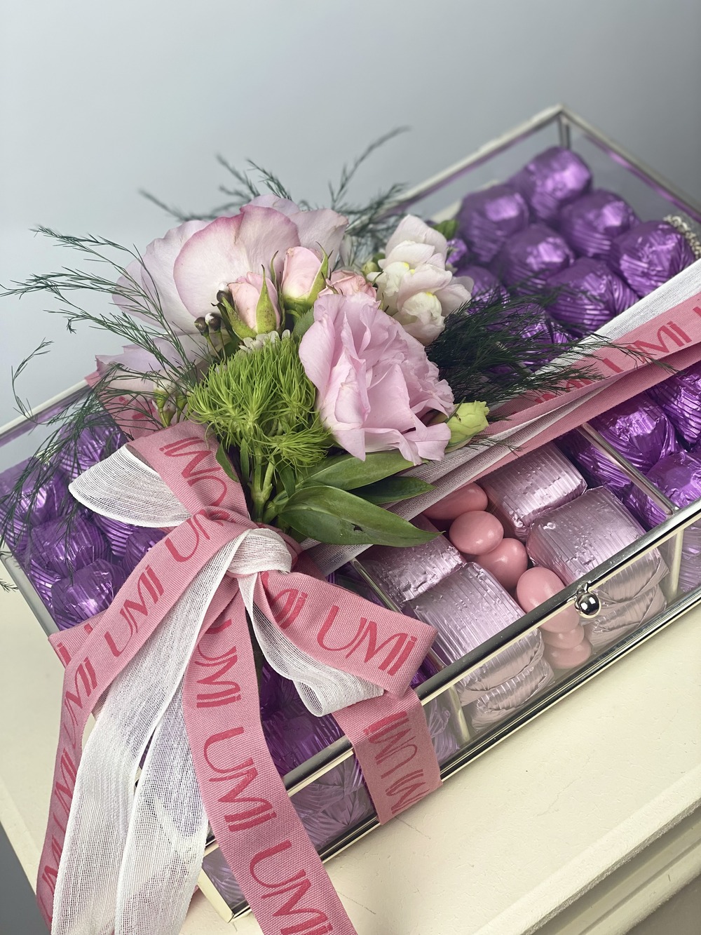 Violet Delights Deluxe Cam Çikolata Kutusu