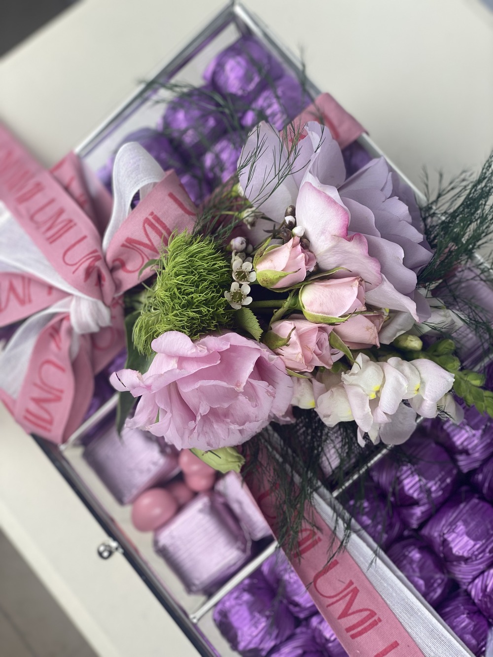 Violet Delights Deluxe Cam Çikolata Kutusu