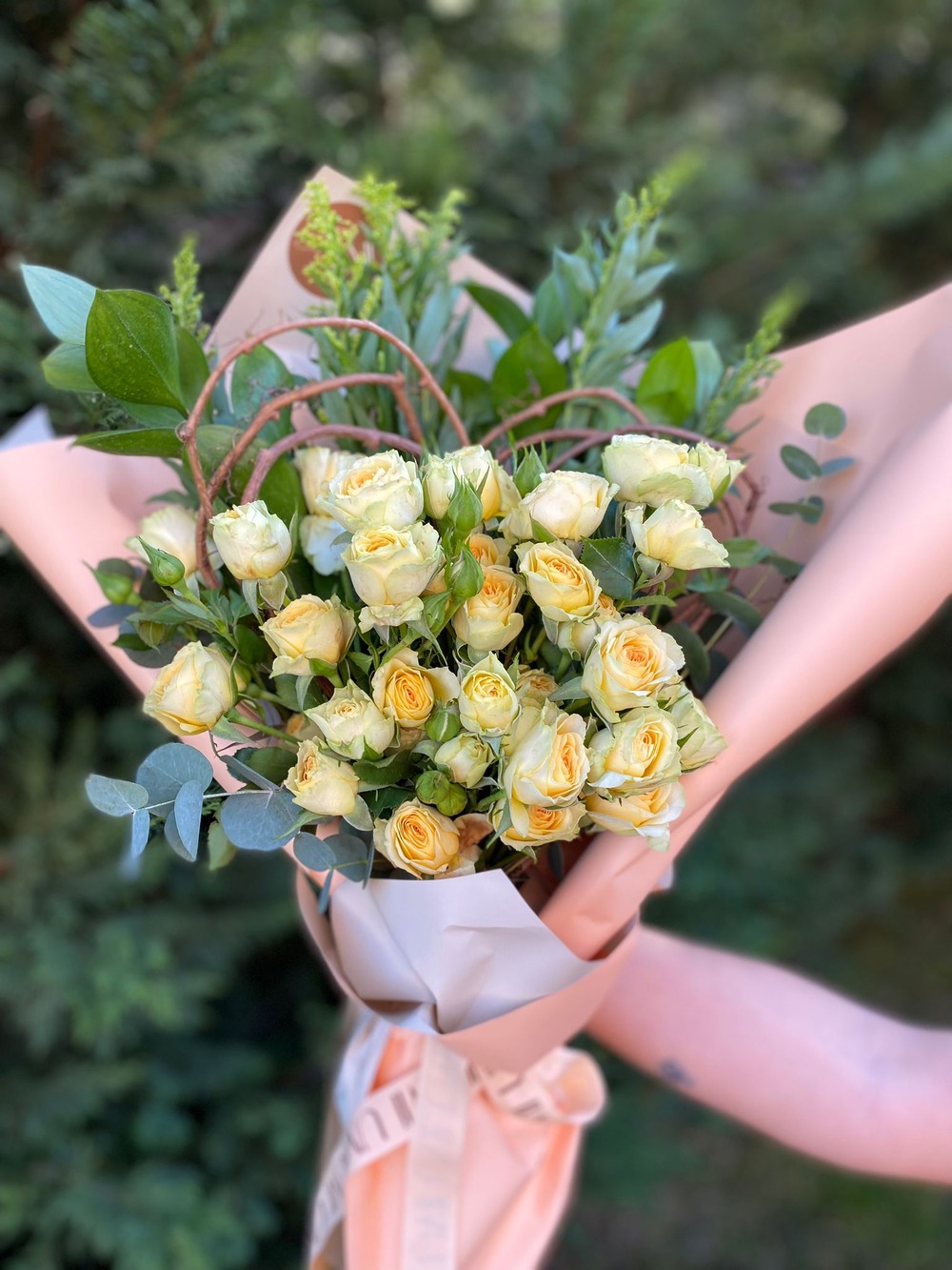 Whispers of Romance Mini Kalpli Gül Buketi